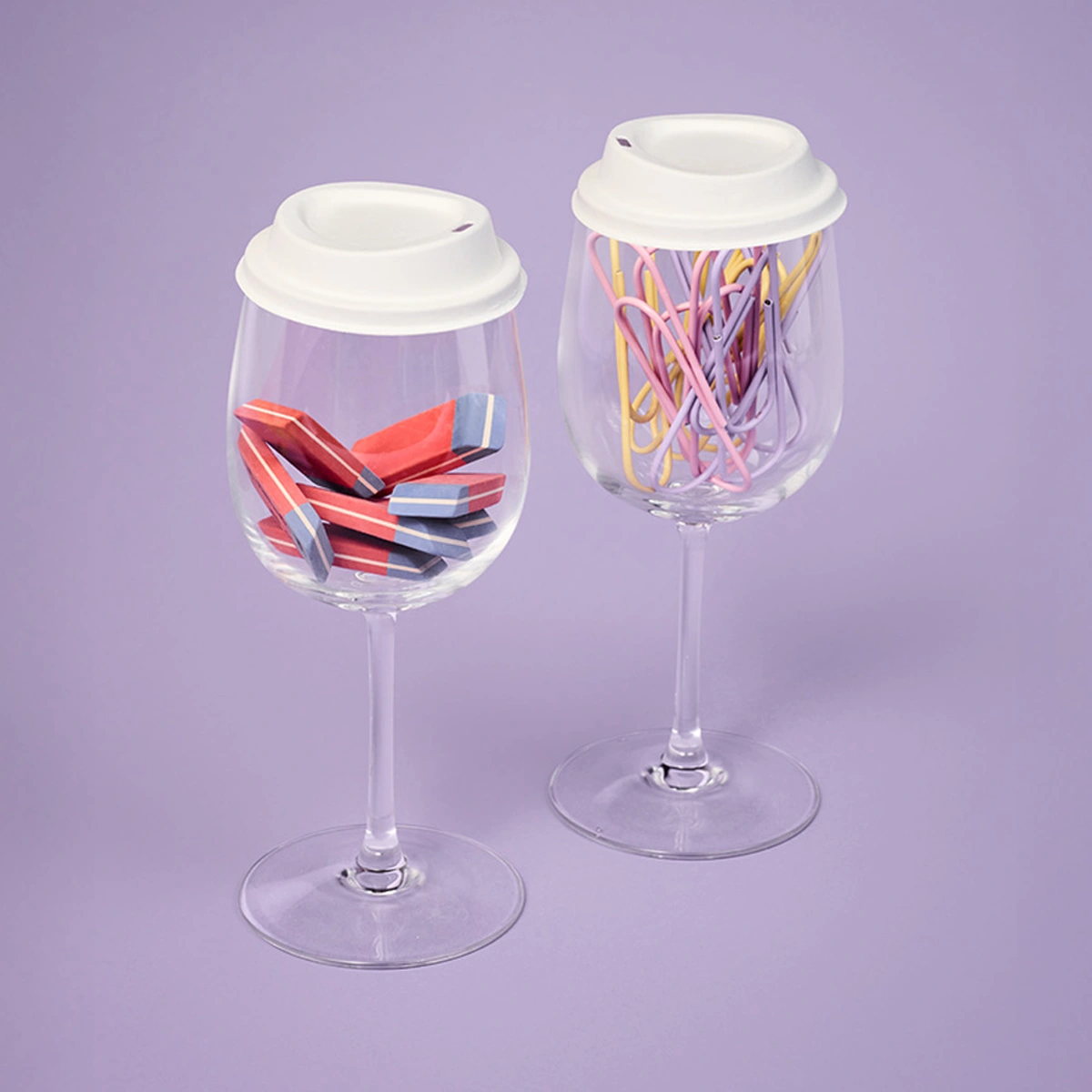 2026 - 3 - Still - B&M verhaal 2 Carriere en Geld - Wijnglazen - Paperclips - Gum - Koffiedeksels - Fotografie Tom ten Seldam - Header