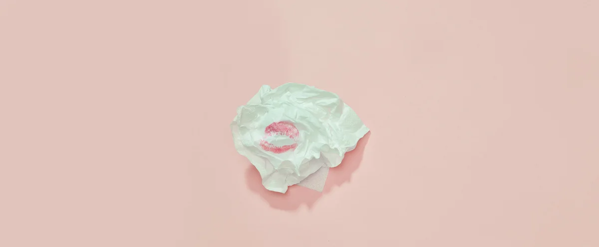 header - kusje - makeup - beauty - roze - papiertje - mond - Tom ten Seldam