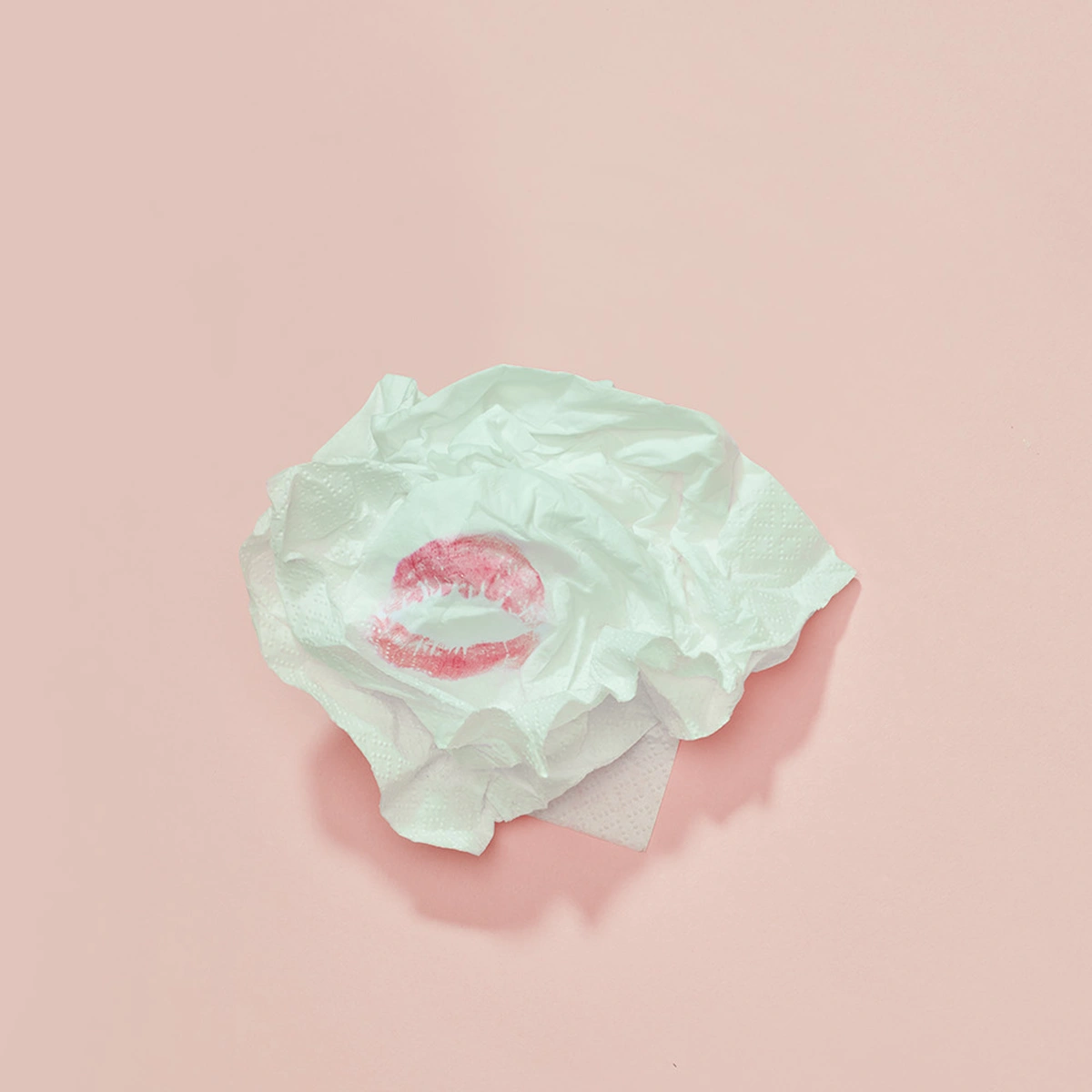 header - kusje - makeup - beauty - roze - papiertje - mond - Tom ten Seldam