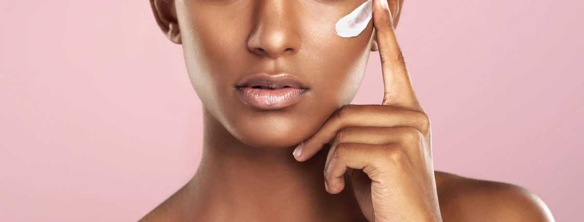 Header - zonnebrand - creme - verzorging - skincare - shutterstock