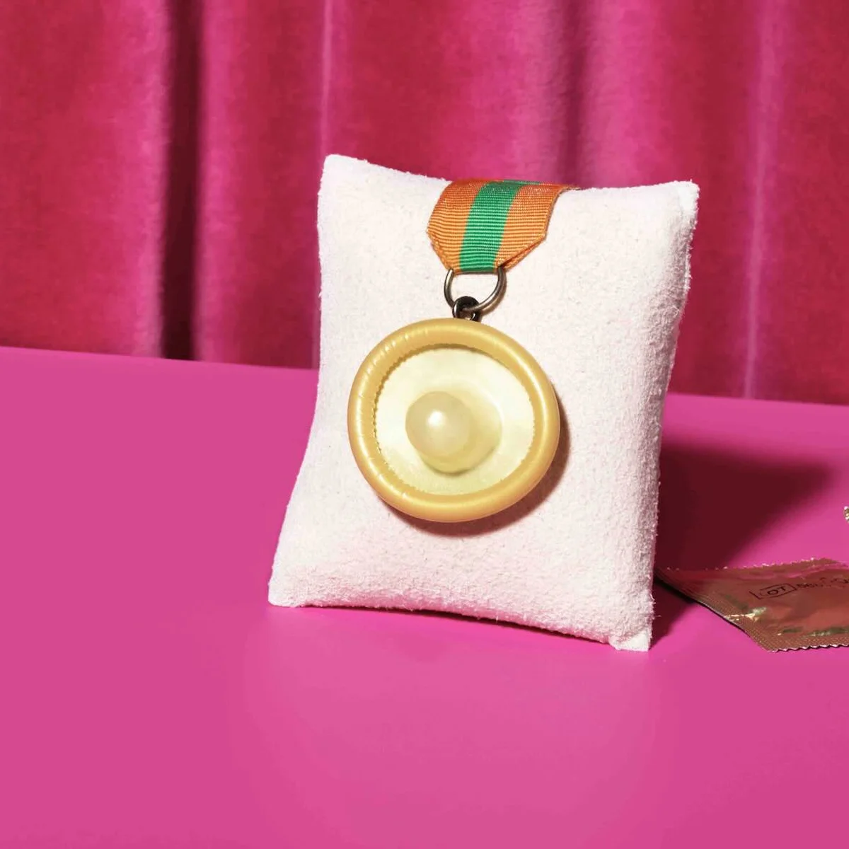 Tindertrauma - header - medaille - condoom - Frank Brandwijk