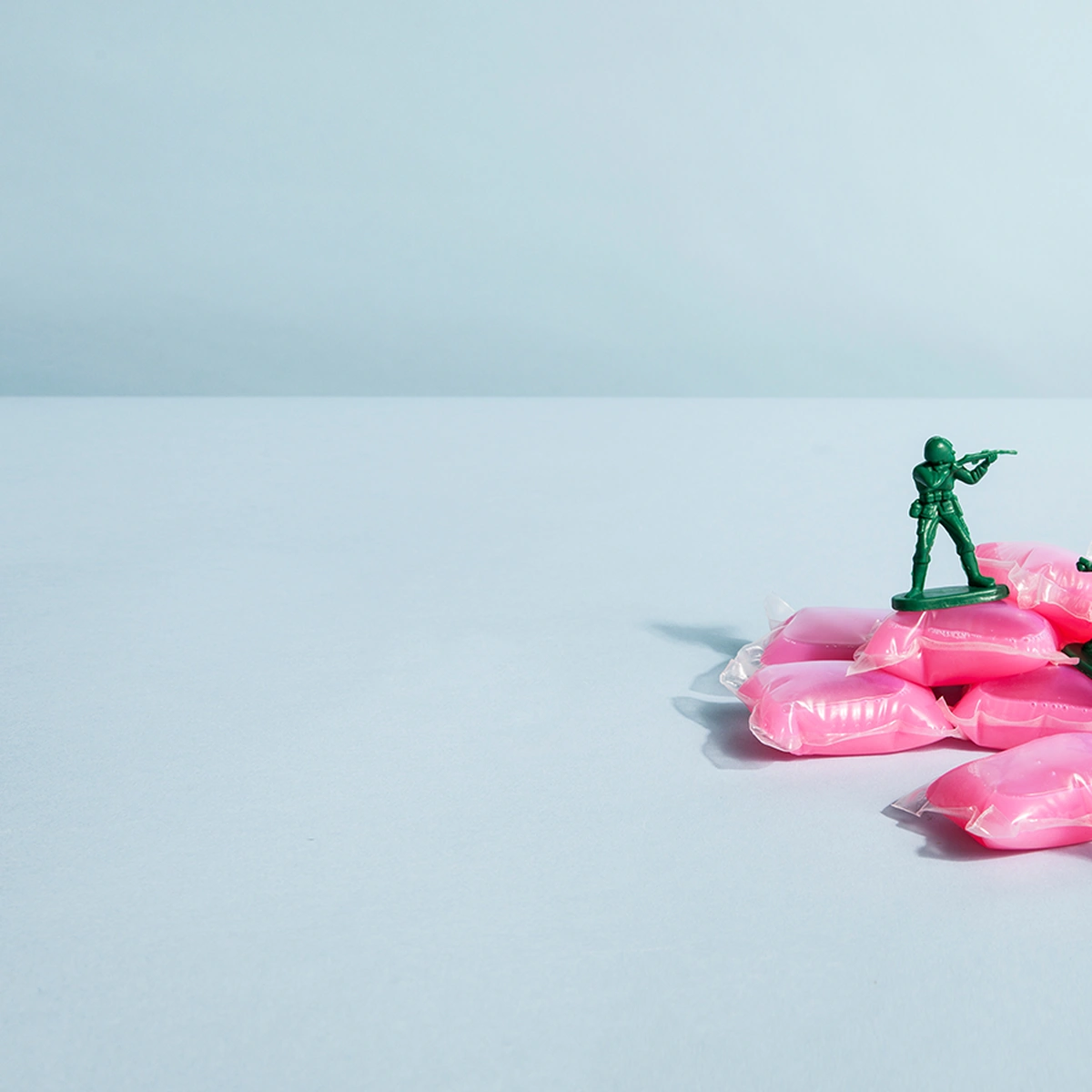 [P] Speelgoed soldaten op wasblokjes