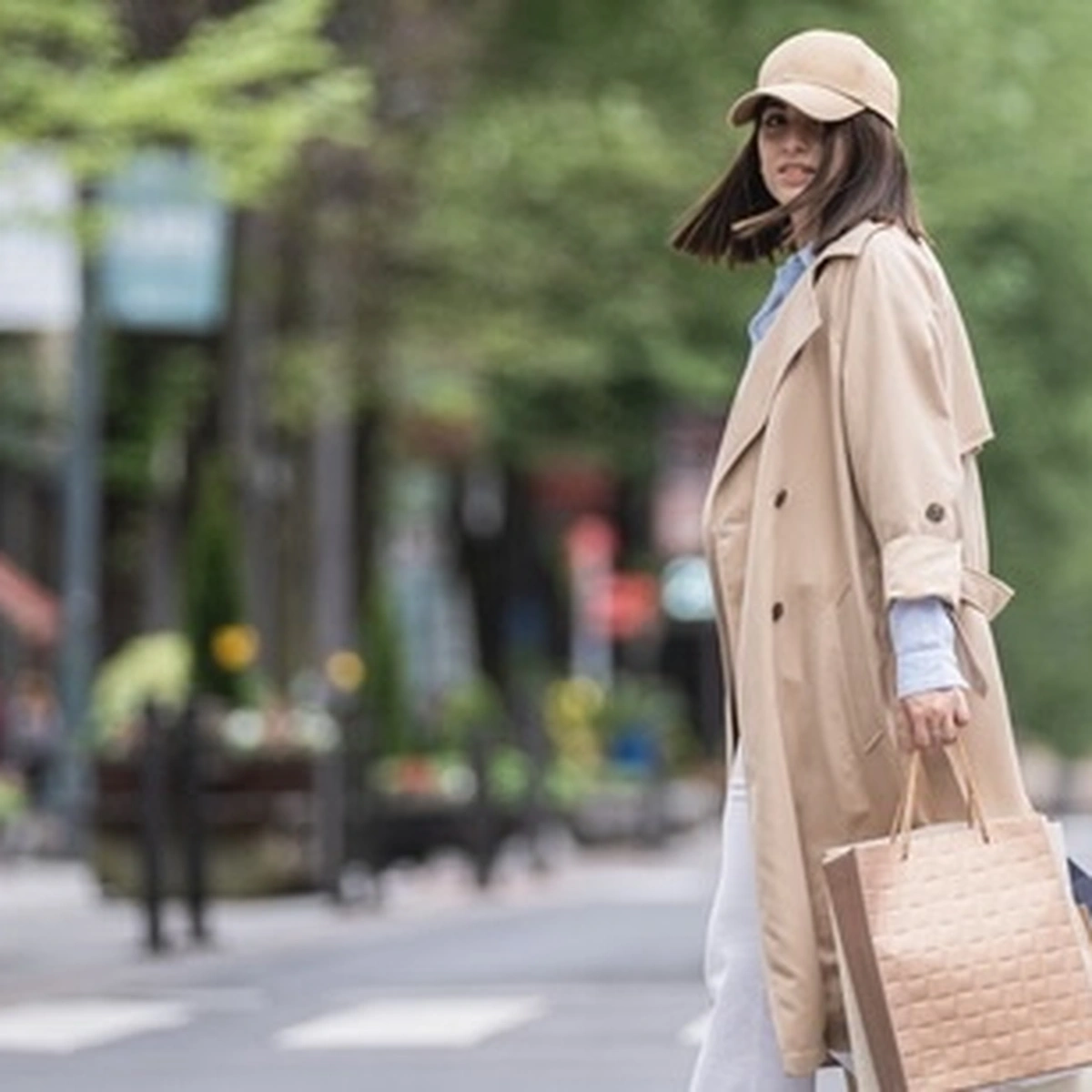 Vrouw met trenchcoat mode fashion shoppen Getty Images 