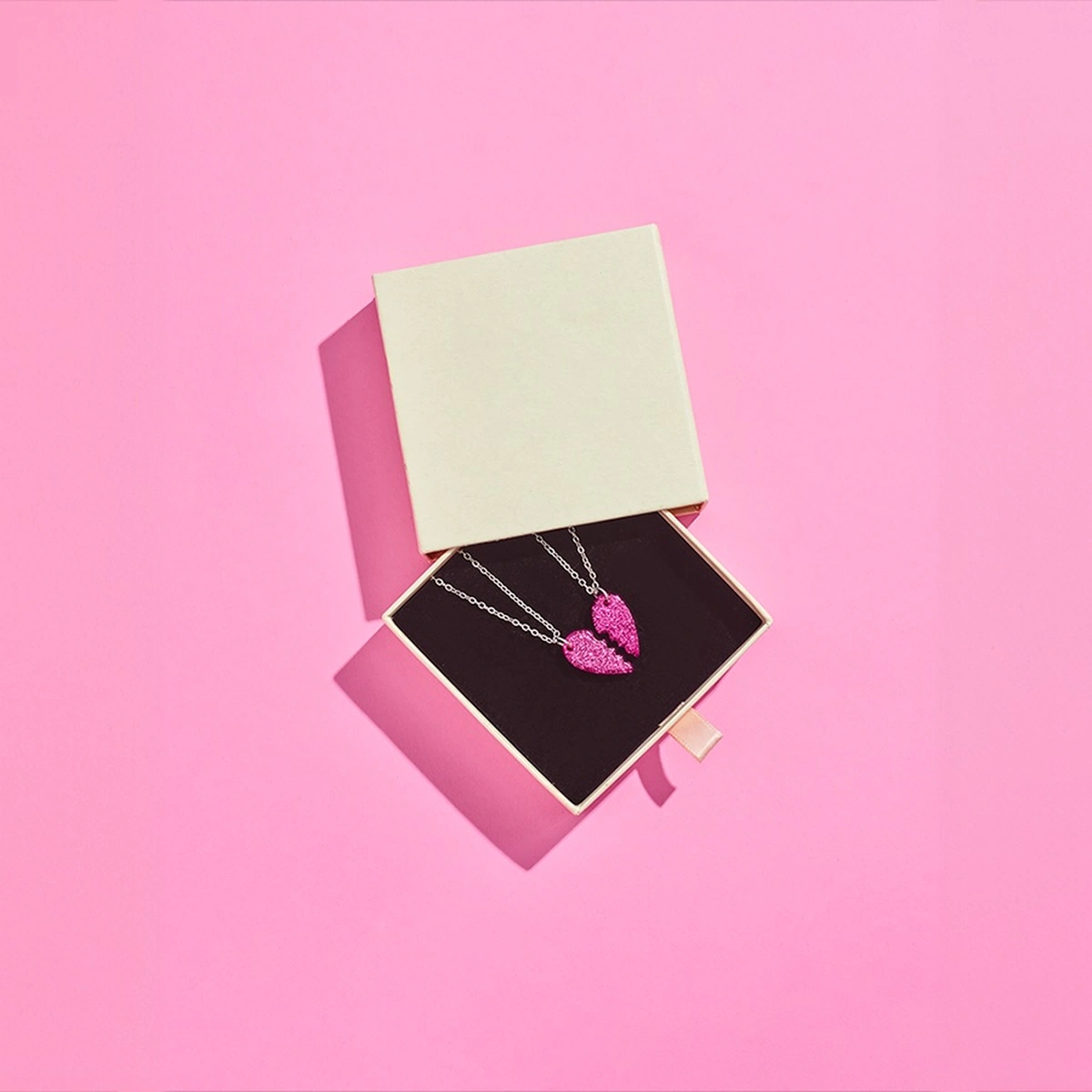 07-2024-Still-vrienden gezocht-Stills-sieraden-gebroken hart- liefde-ketting-vriendschap-header-Tom ten Seldam.png