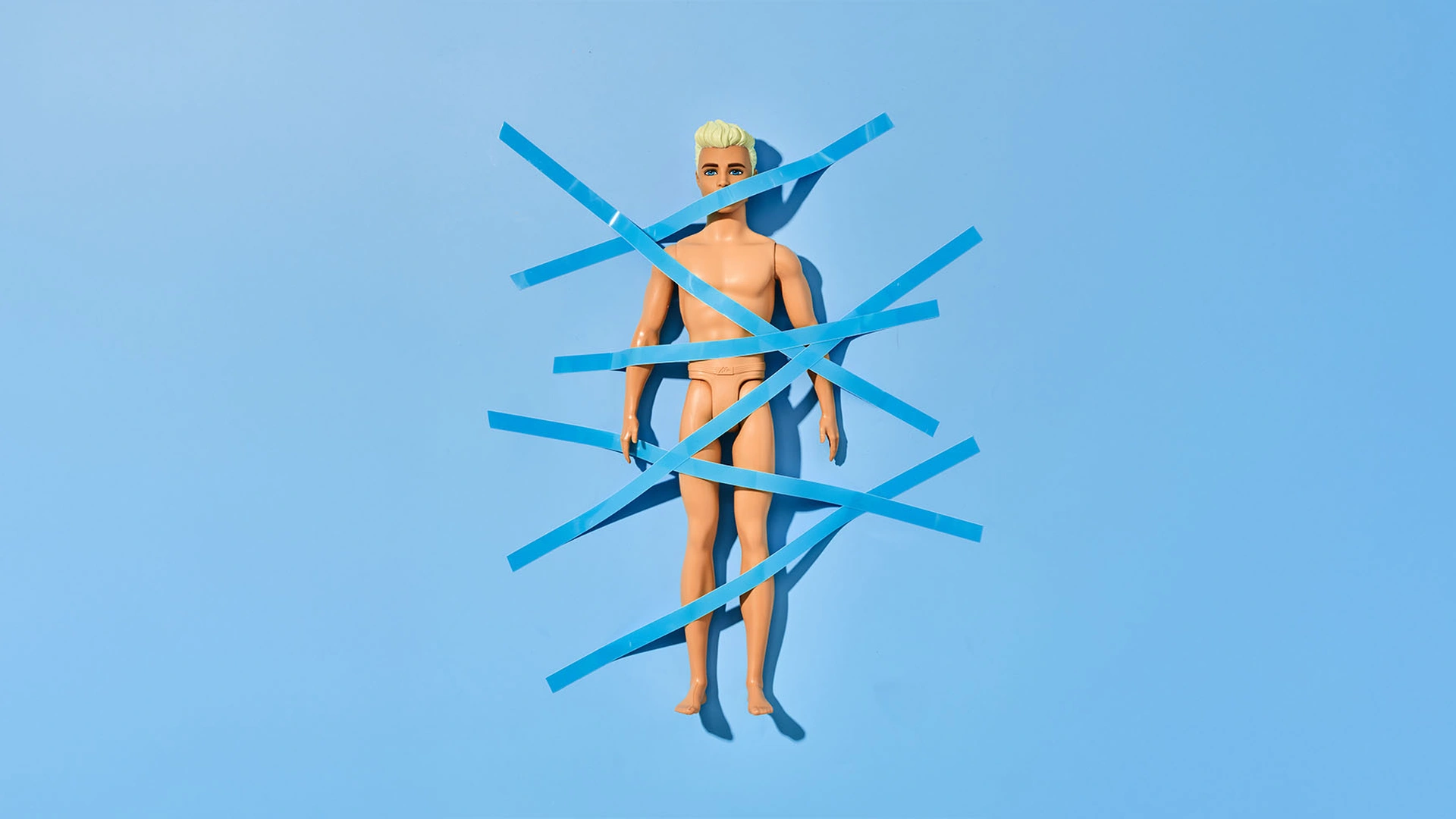 2025-01-B&M Liefde en seks- fotografie Tom ten Seldam - Styling Cheri van Rijn - ken- Tape- blauw - Barbie - Header