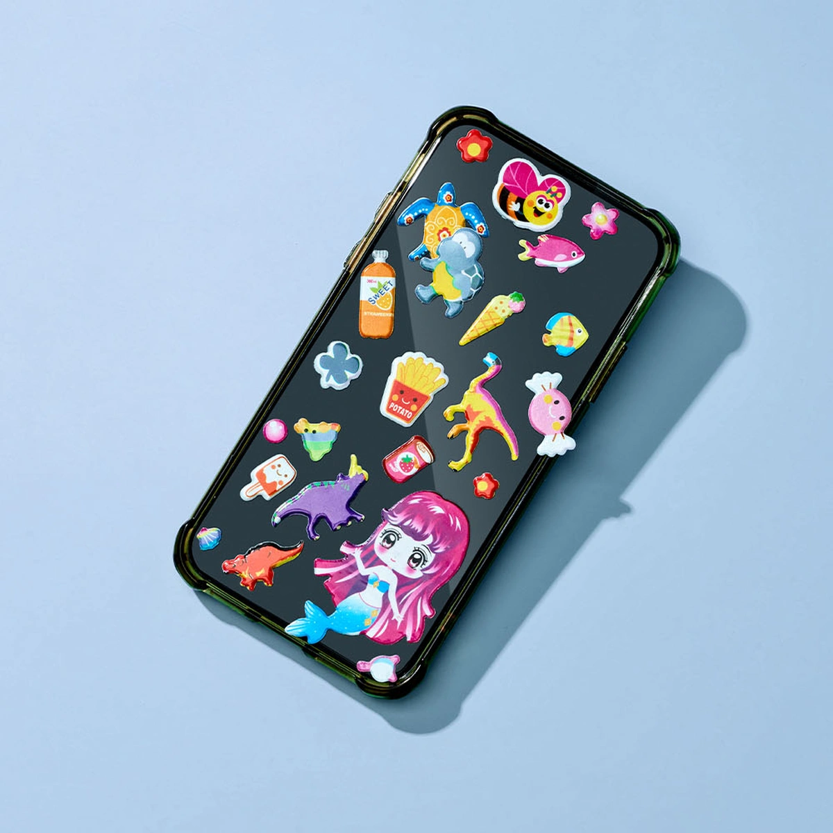 Editie 09 BS - Stills - B&M verhaal 2 Kind viraal - Blauw - Telefoon - Stickers - Fotografie Tom ten Seldam - Styling Cheri van Rijn - Header