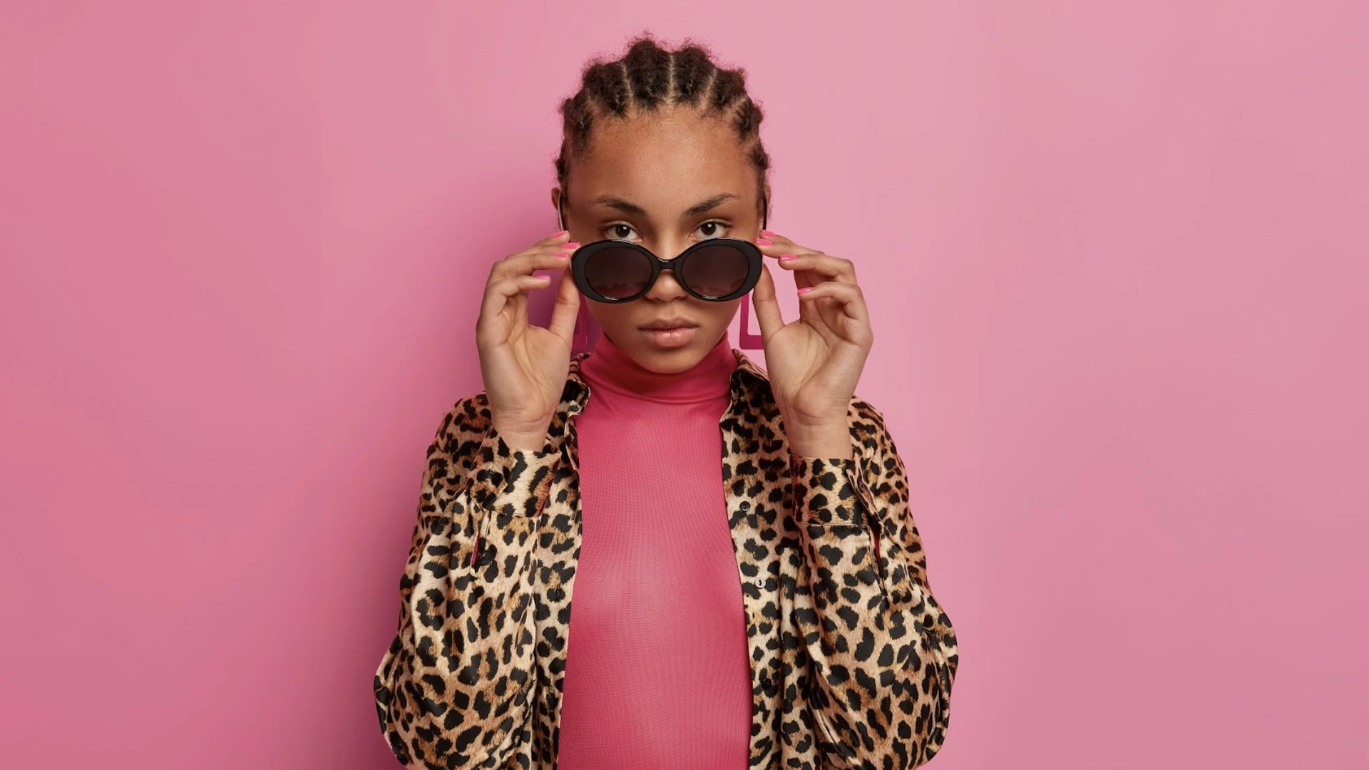 Header - panterprint - zonnebril - mode - roze - Freepik