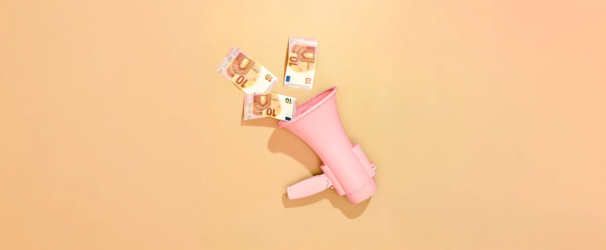 Editie 08 - Stills - B&M verhaal 2 Carriere en Geld - Geel - Microfoon - Geld - Tom ten Seldam - Styling Cheri van Rijn - Header