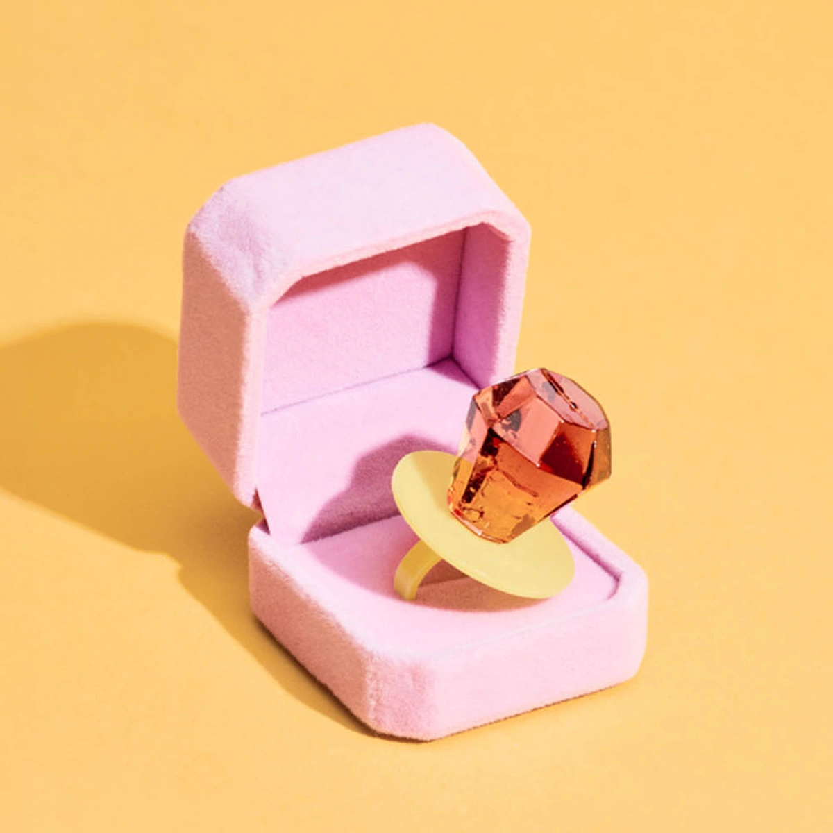 Editie 07 - Stills - Coverstory - Geel - Snoepring - Ringdoosje - Tom ten Seldam - Styling Cheri van Rijn - Header