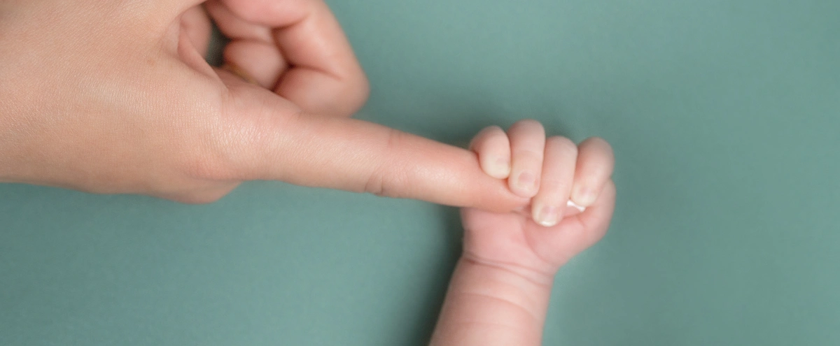 Header - baby - vuist - grip - Shutterstock