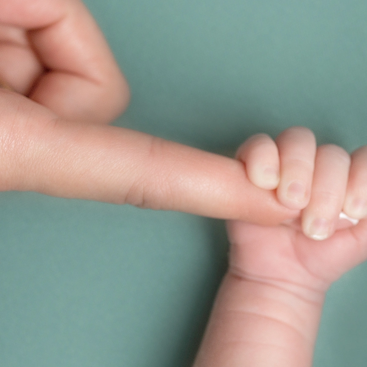 Header - baby - vuist - grip - Shutterstock