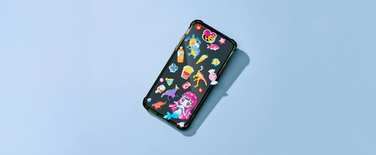 Editie 09 BS - Stills - B&M verhaal 2 Kind viraal - Blauw - Telefoon - Stickers - Fotografie Tom ten Seldam - Styling Cheri van Rijn - Header