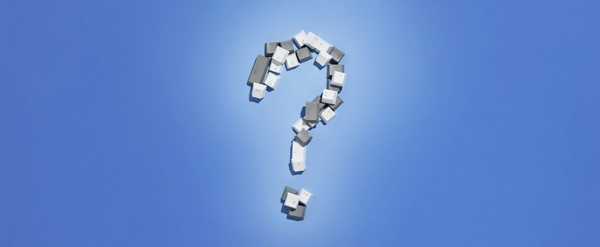 2026 - 1 - Still - vraag - vraagteken - toetsenbord - B&M verhaal 2 Carriere en Geld - Fotografie Tom ten Seldam - Styling Chèri van Rijn - Header