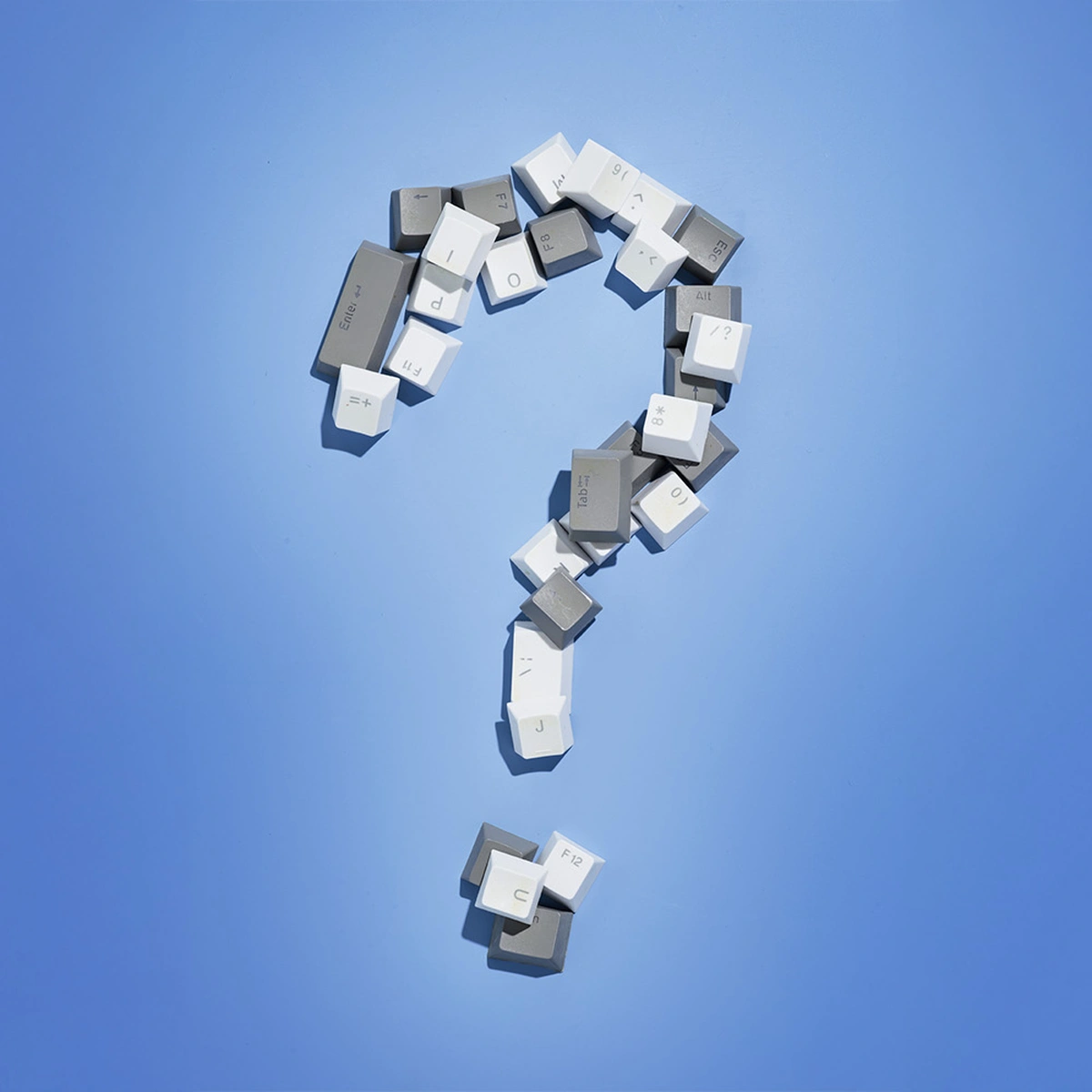 2026 - 1 - Still - vraag - vraagteken - toetsenbord - B&M verhaal 2 Carriere en Geld - Fotografie Tom ten Seldam - Styling Chèri van Rijn - Header