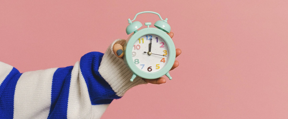 header wekker - klok - pexels anna-shvets