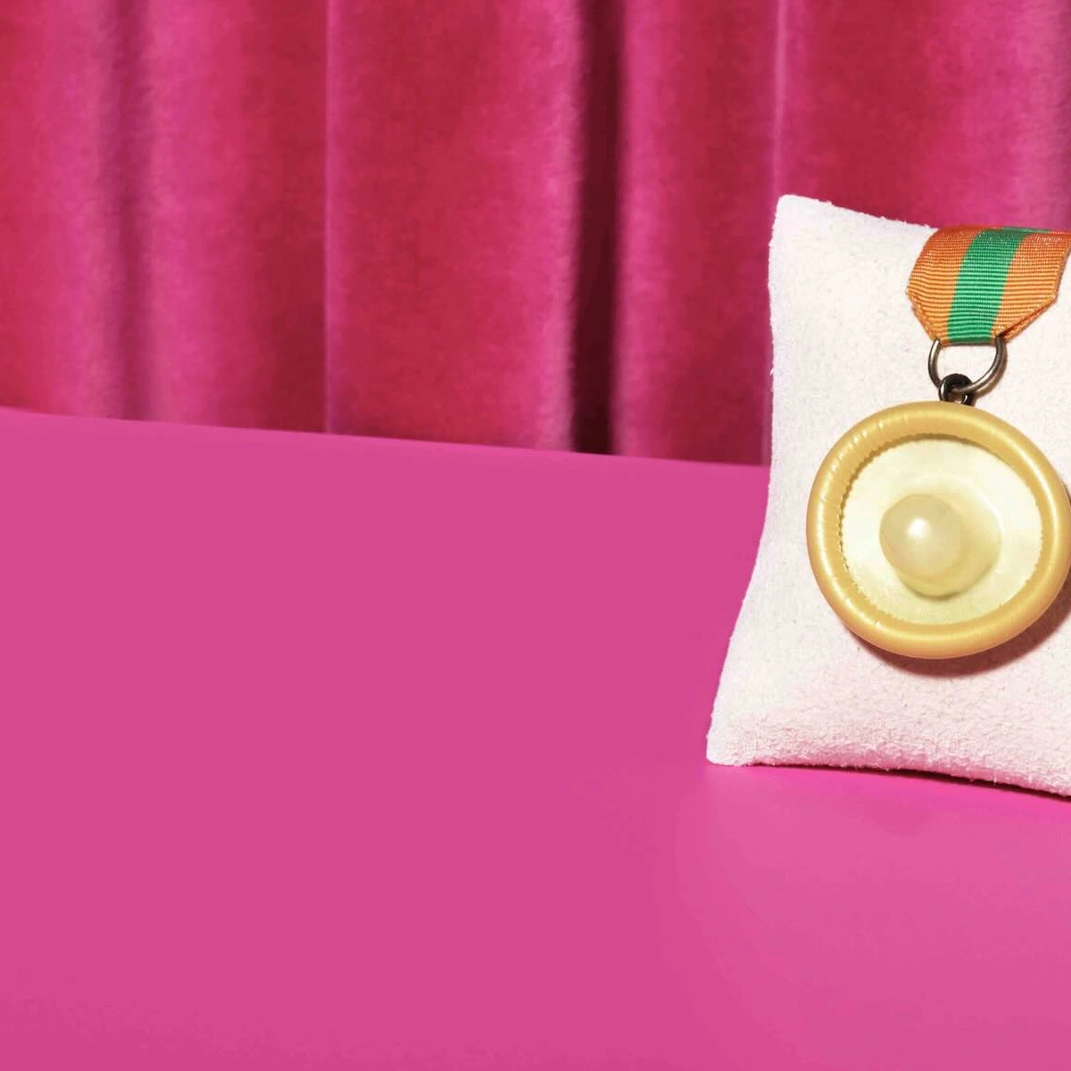 Tindertrauma - header - medaille - condoom - Frank Brandwijk