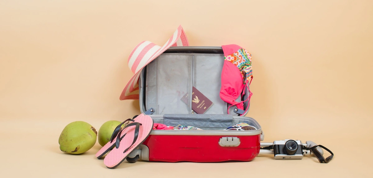 Koffer - vakantie - reis - inpakken - paspoort - camera - zomer - beeld Freepik