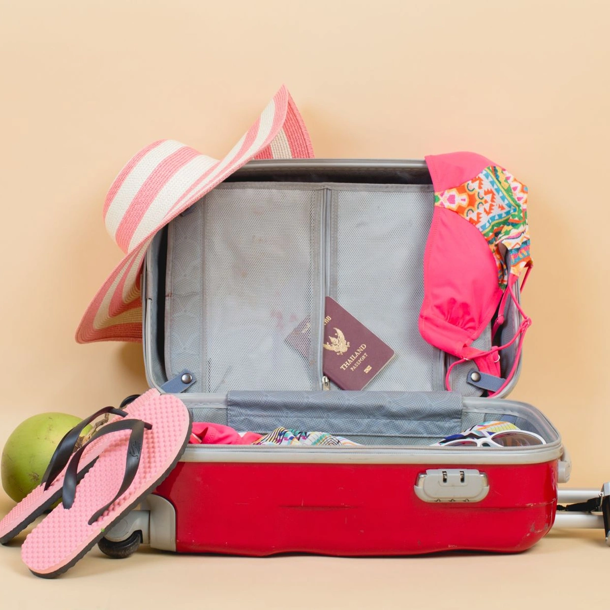 Koffer - vakantie - reis - inpakken - paspoort - camera - zomer - beeld Freepik