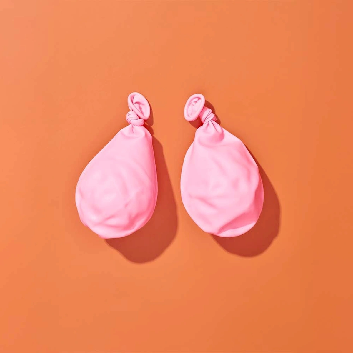 Editie 05 - Stills - B&M verhaal 1 Psyche of Health - Oranje - Ballonnen - borsten - fotografie Tom ten Seldam - Styling Cheri van Rijn - Header