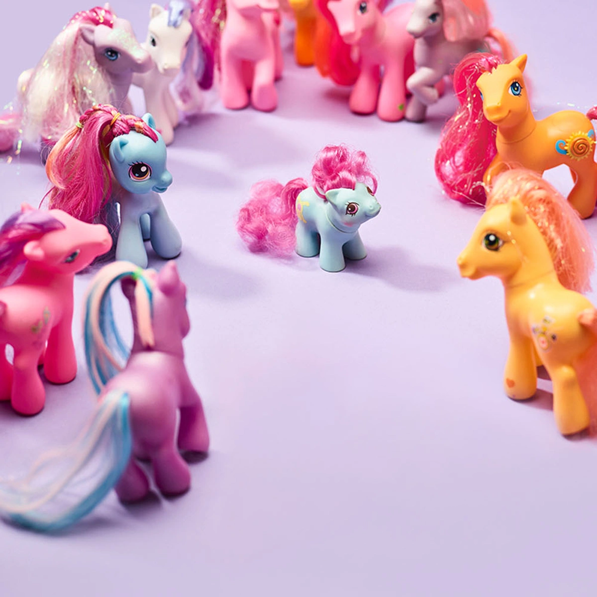 header - ponies - familie - vrienden - eenzaam - groep - speelgoed - tom ten seldam