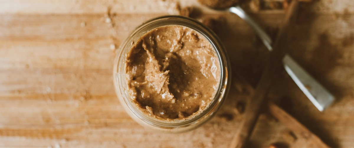 Header - pindakaas - pot - boterham - smeren - beleg - brood - Pexels