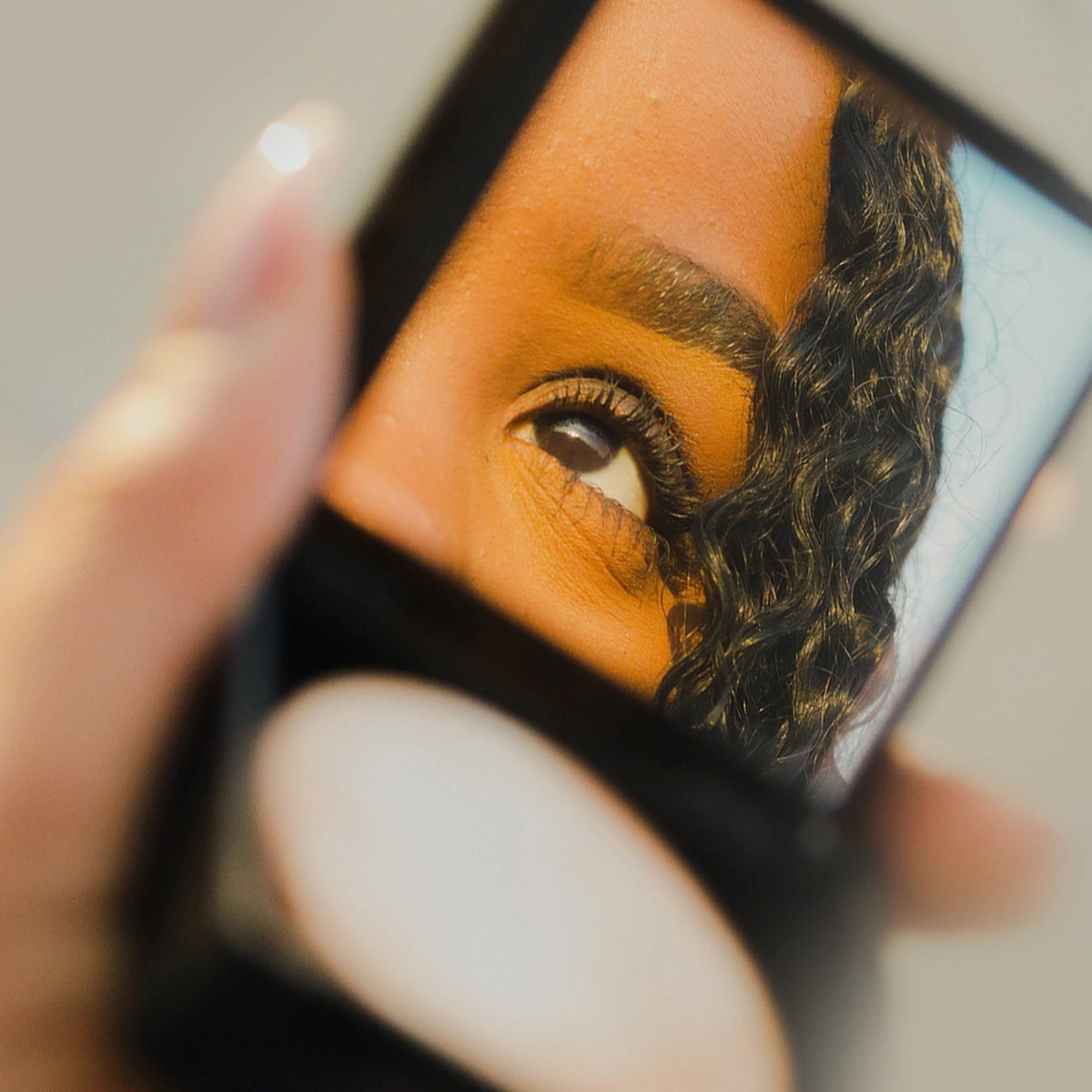 header - make up - beauty - spiegeltje - foundation - pexels