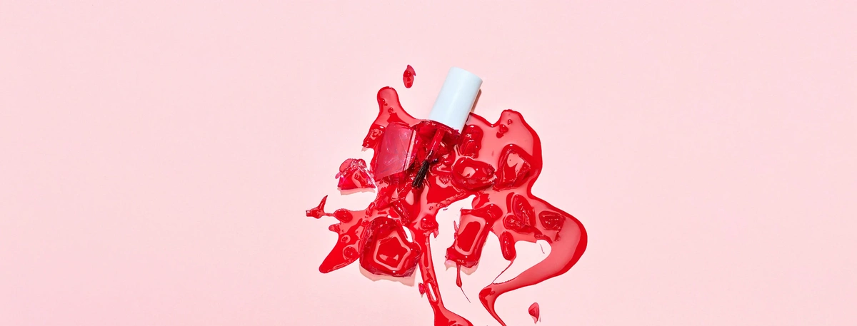 Editie 03 - Stills - Coverstory - Nagelak - gebroken - rood - bloed - kapot - femicide - Fotografie Tom ten Seldam 