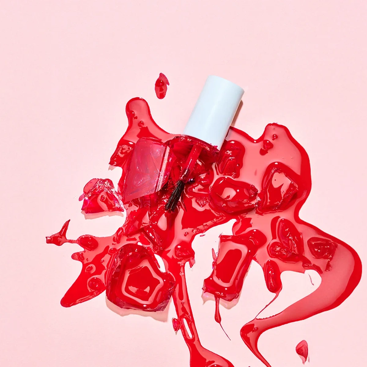 Editie 03 - Stills - Coverstory - Nagelak - gebroken - rood - bloed - kapot - femicide - Fotografie Tom ten Seldam 