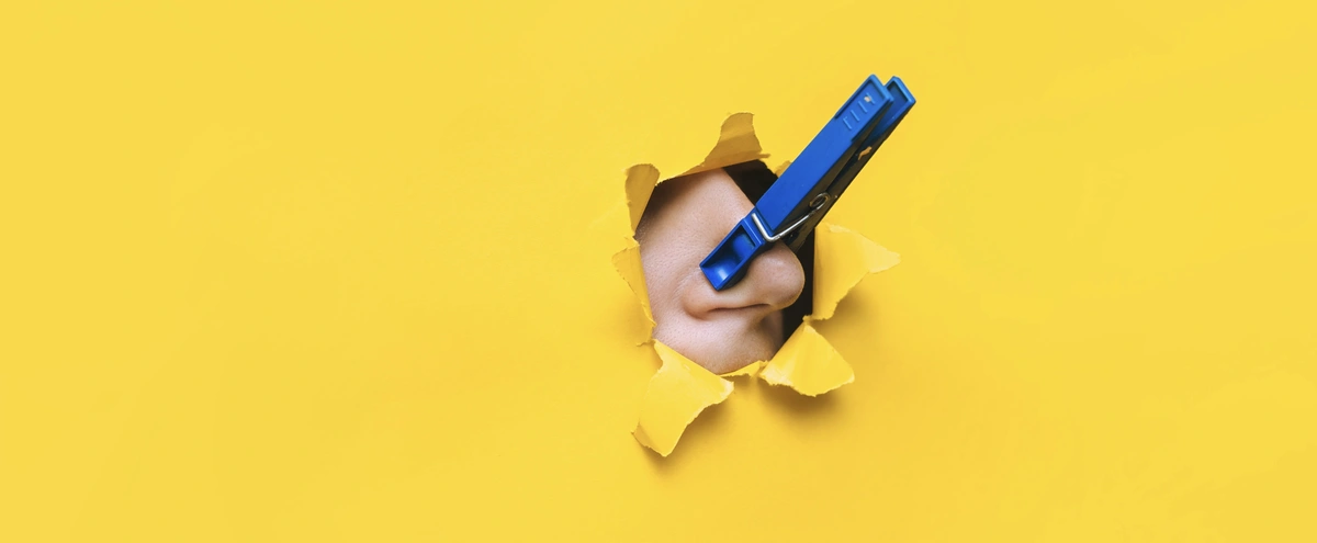 Header - neus - wasknijper - stank - Shutterstock