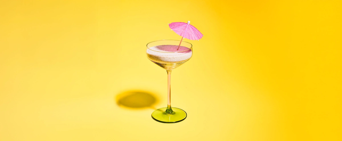 Editie 06 ZB - Stills - B&M Verhaal 4 Psyche doe vakantie - Geel - Glas - Zand - Paraplu - Tom ten Seldam - Header