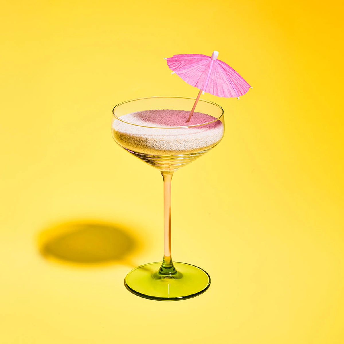 Editie 06 ZB - Stills - B&M Verhaal 4 Psyche doe vakantie - Geel - Glas - Zand - Paraplu - Tom ten Seldam - Header