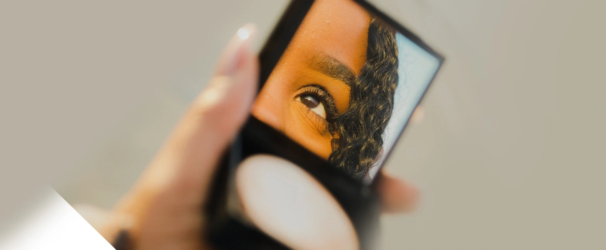 header - make up - beauty - spiegeltje - foundation - pexels