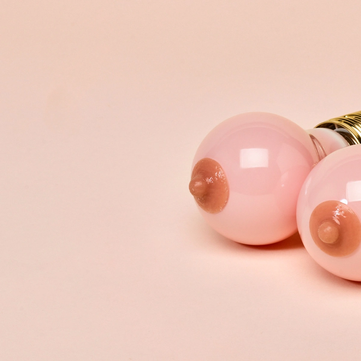 Header - Hero - Borsten - gloeilamp - lamp - koplicht - tieten - borst - tepels - tepel 