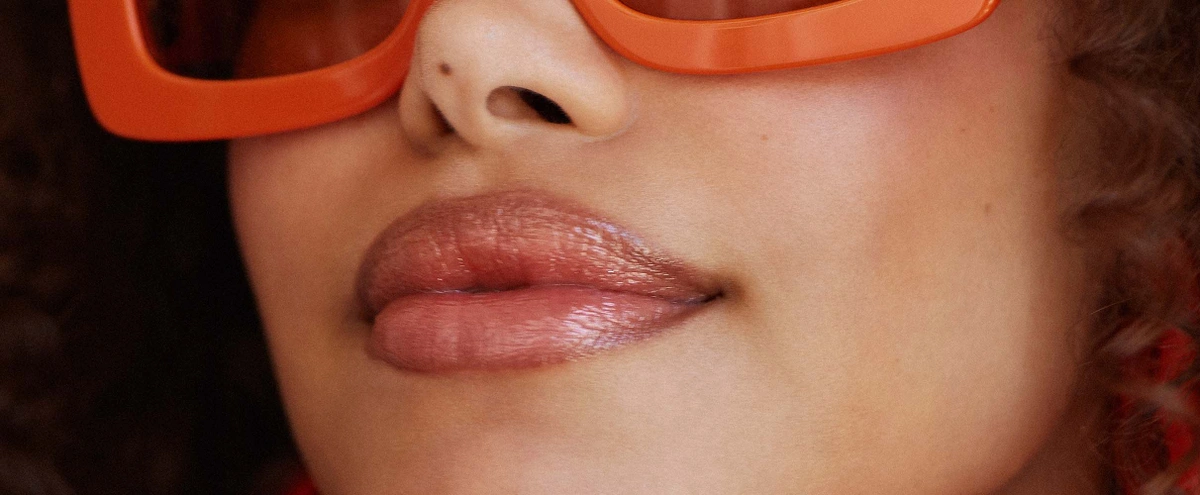 header - bruine - lippen - lipgloss - beauty - zonnebril - kee & kee