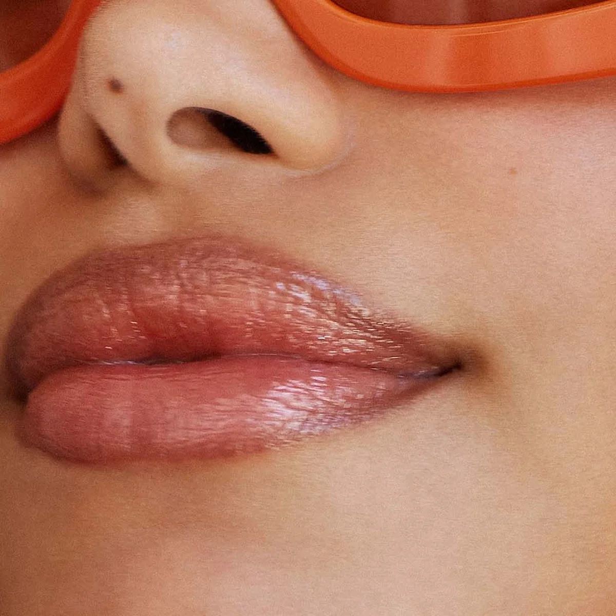 header - bruine - lippen - lipgloss - beauty - zonnebril - kee & kee