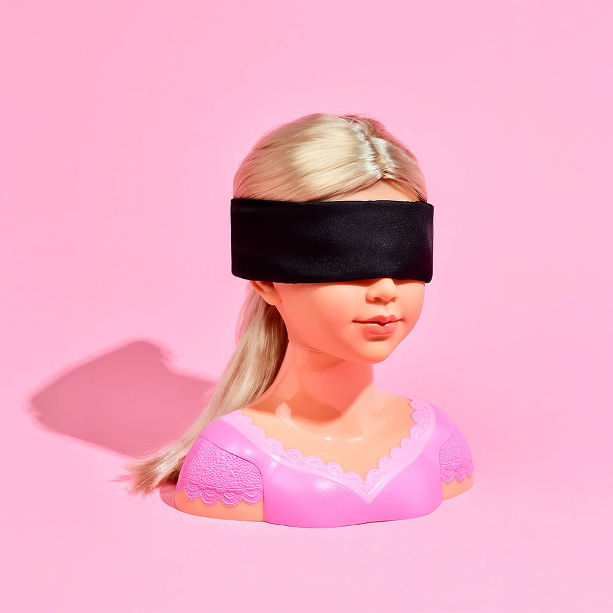 Editie 06 - Stills - B&M verhaal 3 Liefde en Seks - Roze - Pop - Blinddoek - Tom ten Seldam - Styling Cheri van Rijn - Header