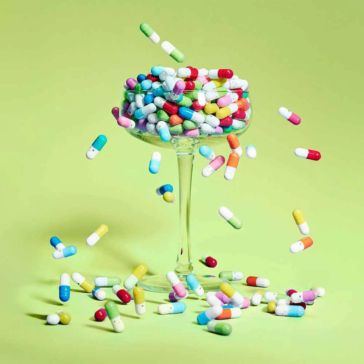 Editie 05 FS - Stills - B&M factcheck gezondheidshypes - Groen - Glas - Pilletjes - fotografie Tom ten Seldam - Styling Cheri van Rijn - Header