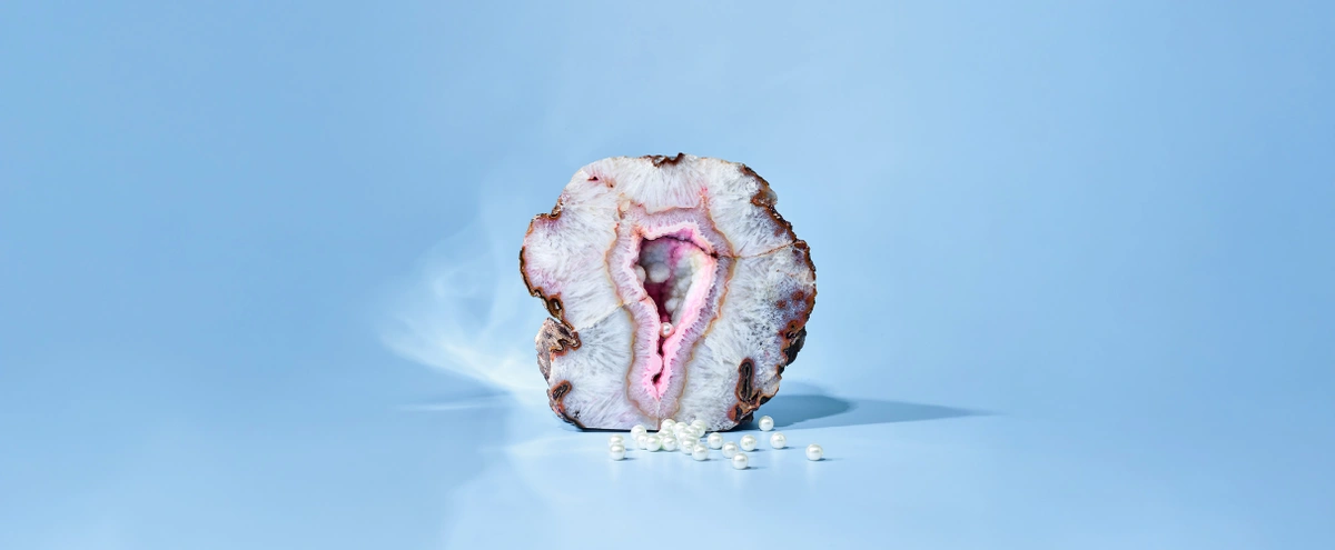 WB10-Stills-B&M verhaal 5 seks-steen–vulva-parels-Header-4