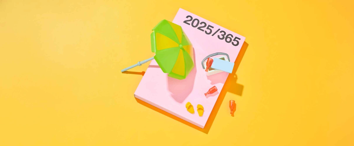 Editie 06 ZB - Stills - B&M verhaal 1 Genieten - Geel - Agenda - Parasol - Slippers - Koelboksje met drankjes - Tom ten Seldam - Header