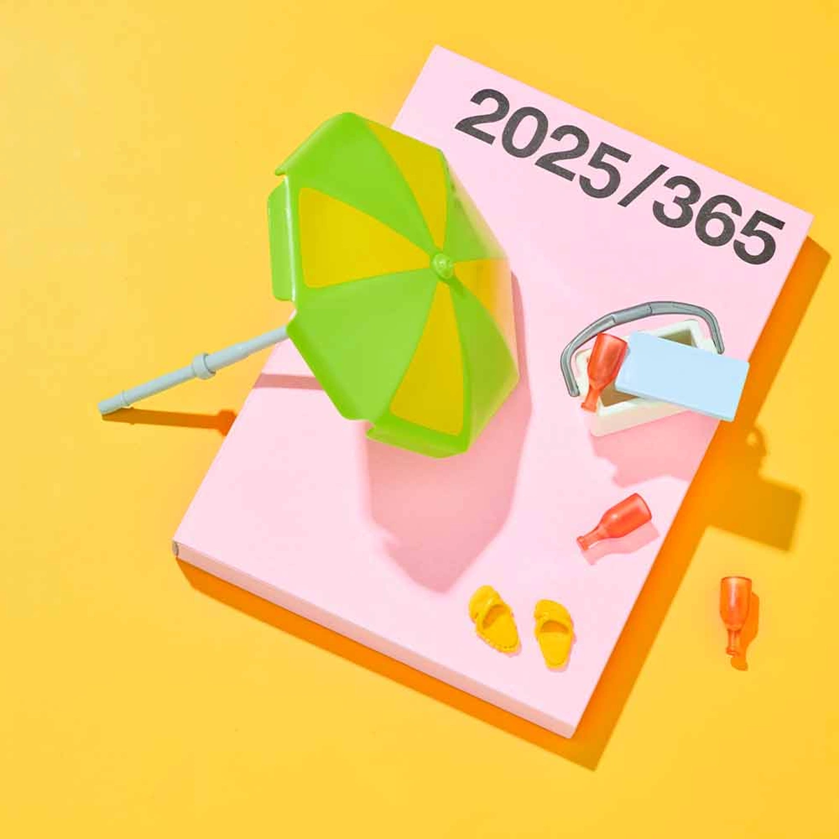 Editie 06 ZB - Stills - B&M verhaal 1 Genieten - Geel - Agenda - Parasol - Slippers - Koelboksje met drankjes - Tom ten Seldam - Header