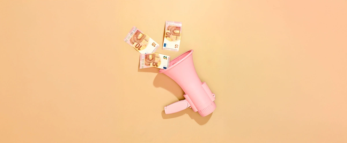 Editie 08 - Stills - B&M verhaal 2 Carriere en Geld - Geel - Microfoon - Geld - Tom ten Seldam - Styling Cheri van Rijn - Header