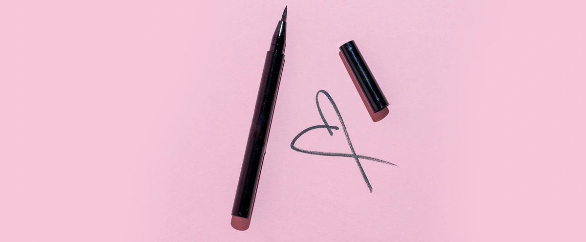 header - tekening - handtekening - eyeliner - hartjes - zwart - roze - unsplash