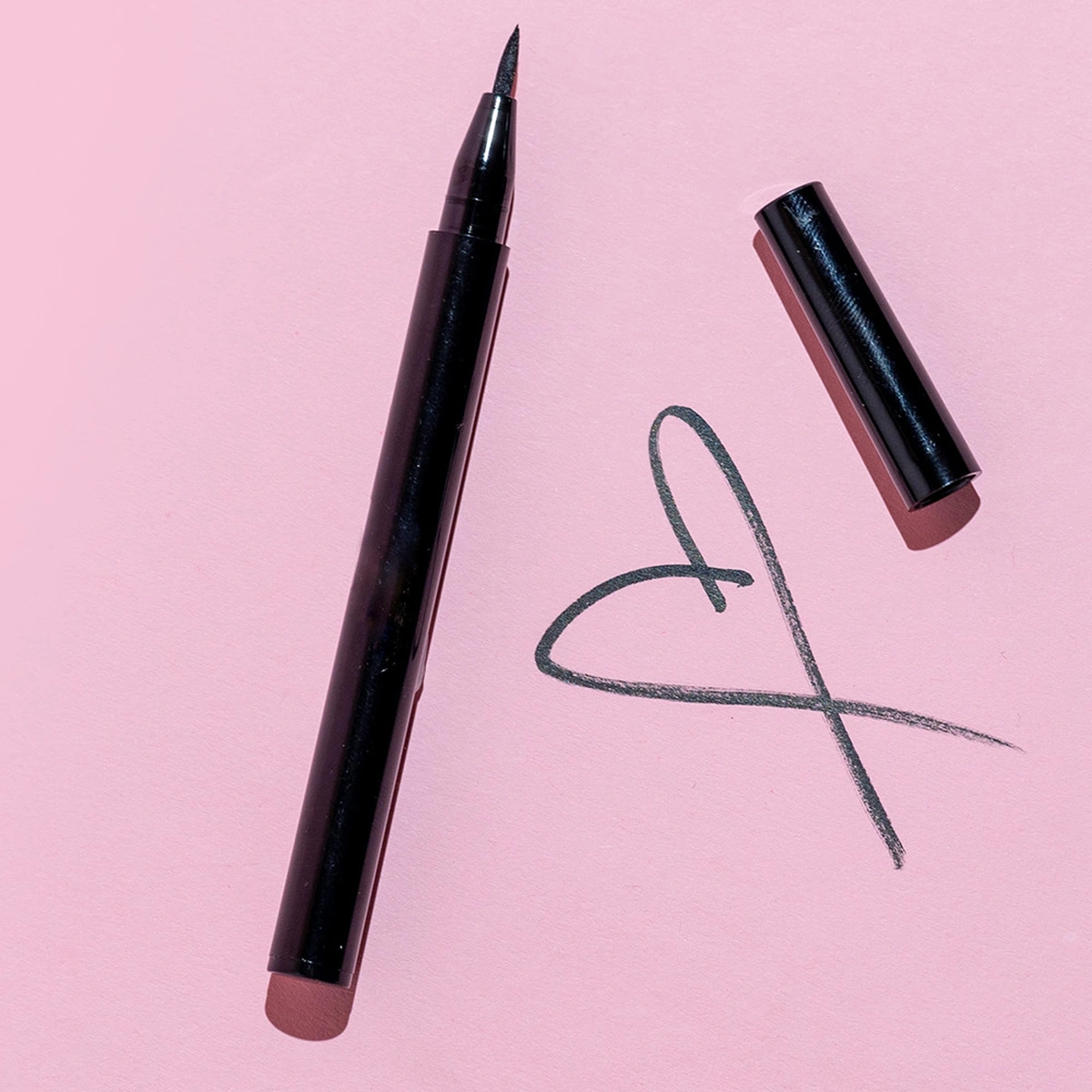 header - tekening - handtekening - eyeliner - hartjes - zwart - roze - unsplash
