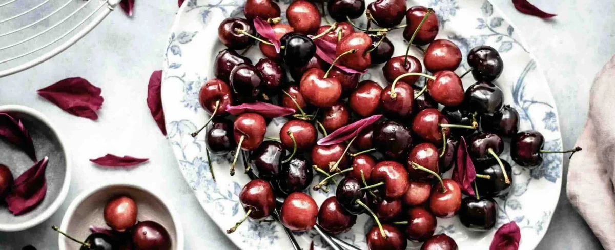 Header/hero - kersen - bord - servies - fruit - Unsplash