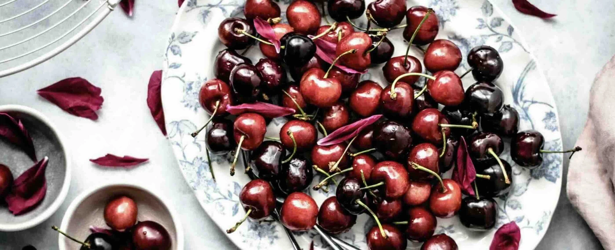 Header/hero - kersen - bord - servies - fruit - Unsplash