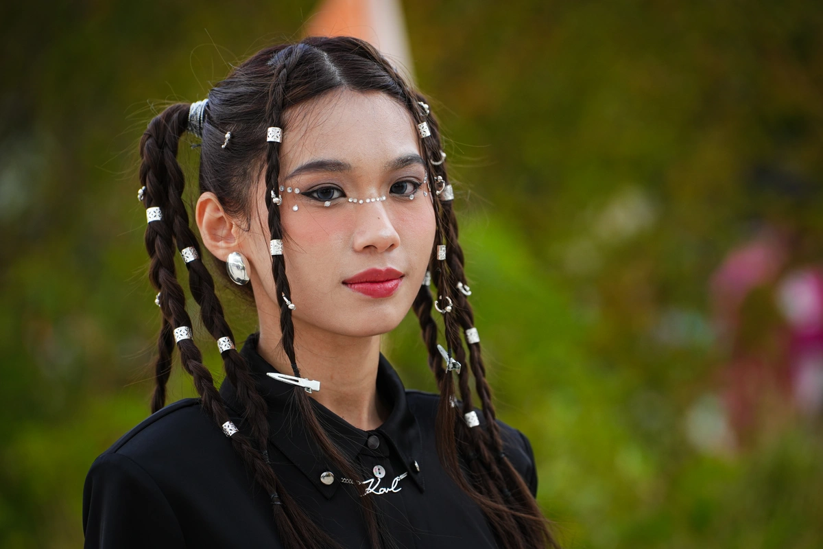 Zilver - paardenstaart - staart - vlecht - pony cuff - make up - NL Beeld