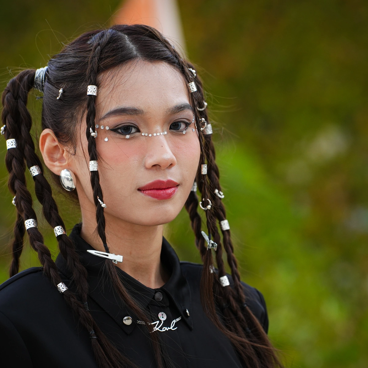 Zilver - paardenstaart - staart - vlecht - pony cuff - make up - NL Beeld