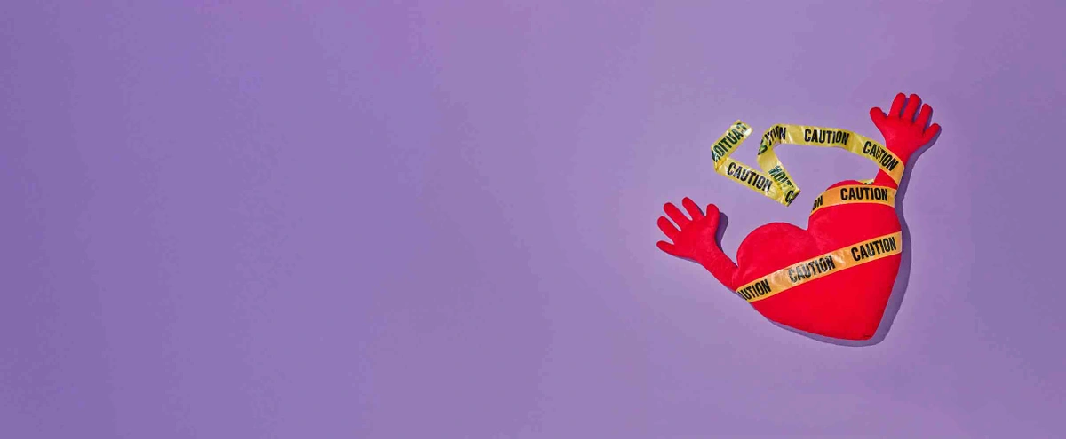 Editie 04 - Stills - B&M Dating Dossier- Paars - Kussen - Coution tape - fotografie Tom ten Seldam - Styling Cheri van Rijn - Hero