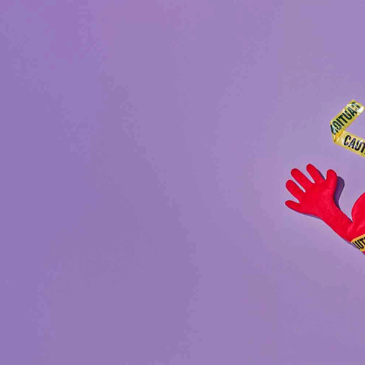 Editie 04 - Stills - B&M Dating Dossier- Paars - Kussen - Coution tape - fotografie Tom ten Seldam - Styling Cheri van Rijn - Hero