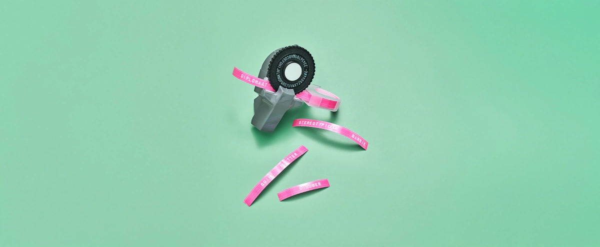 02 - B&M Verhaal 2 - Carriere en Geld - labelmaker - roze - hokjes - Fotografie Tom ten Seldam - Styling Cheri van RIjn - header